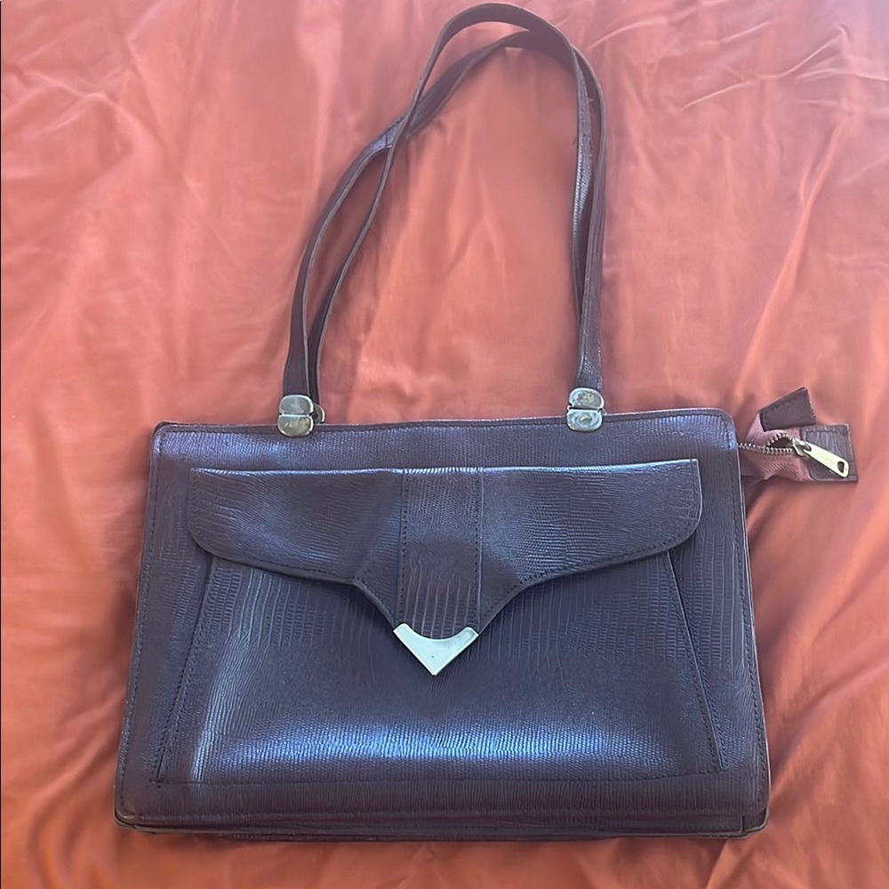 Hi Vintage Lovers! Brown leather bag croc print.